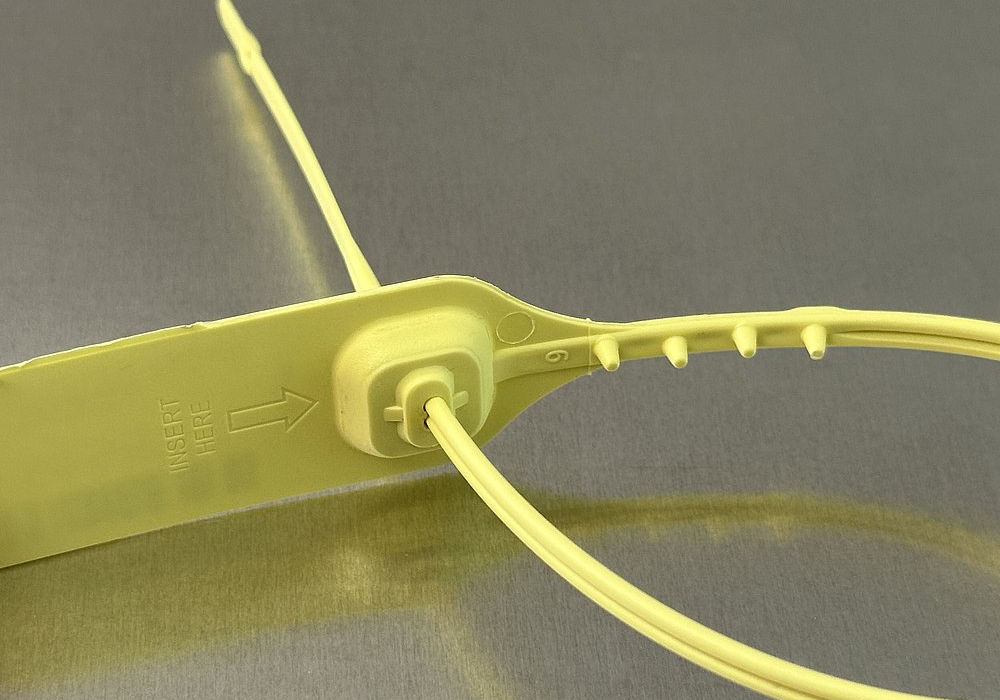 Unisto Nova pull-tight security seal closed