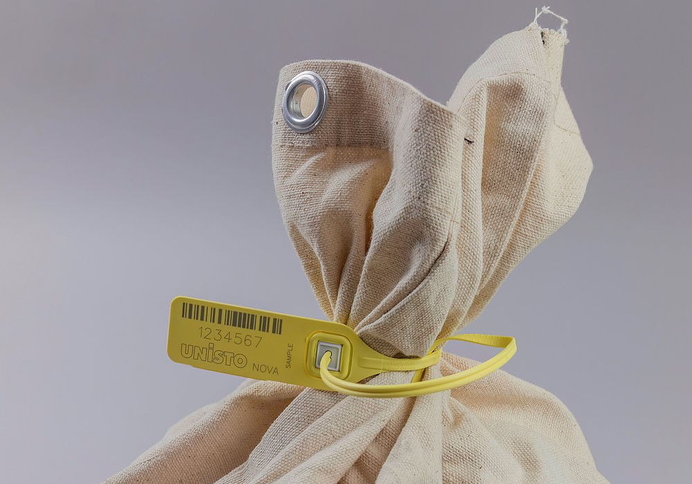 Unisto Nova pull-tight security seal applied to a bag