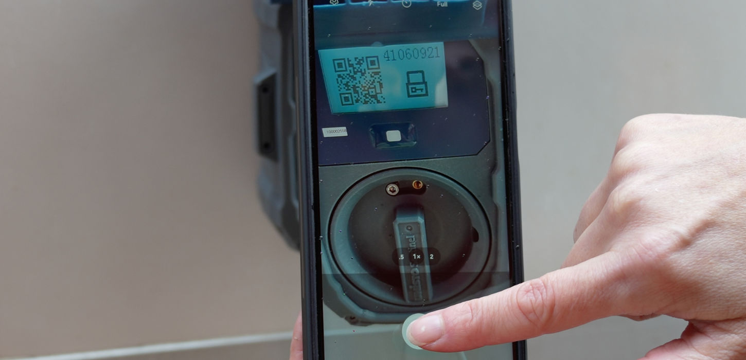 Unisto Sentinel digital security seal being unlocked via a mobile phone