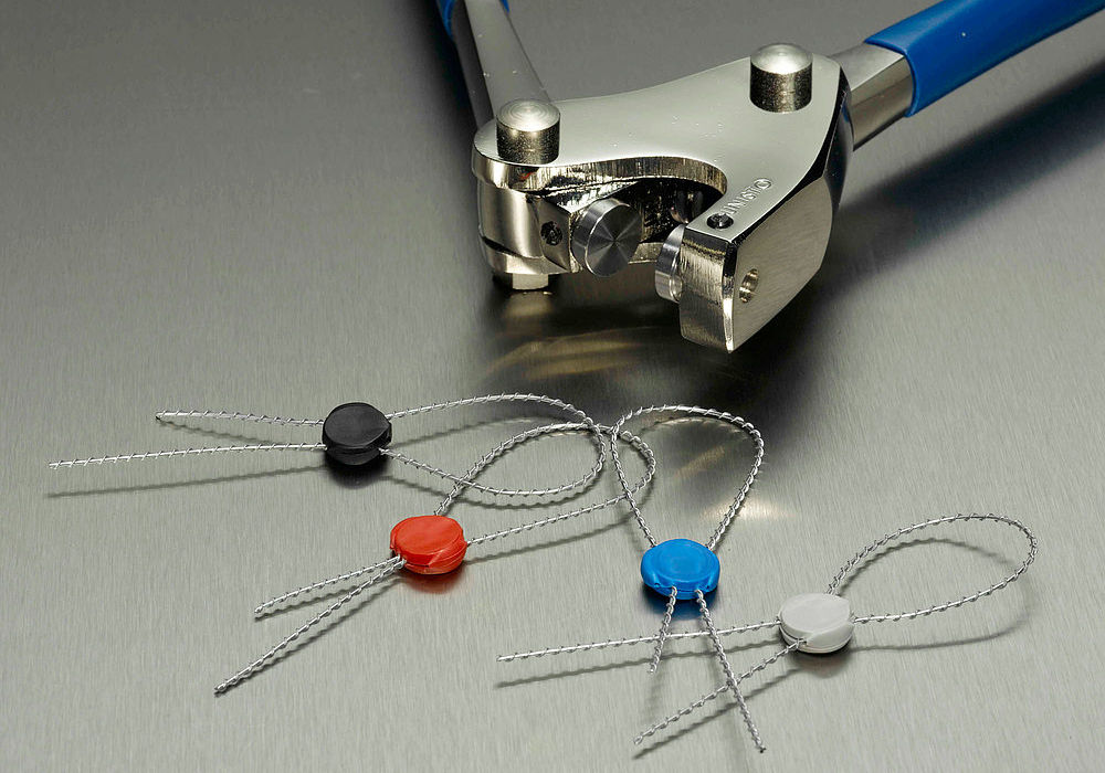Unisto P10 lead-free wire security seal with sealing pliers